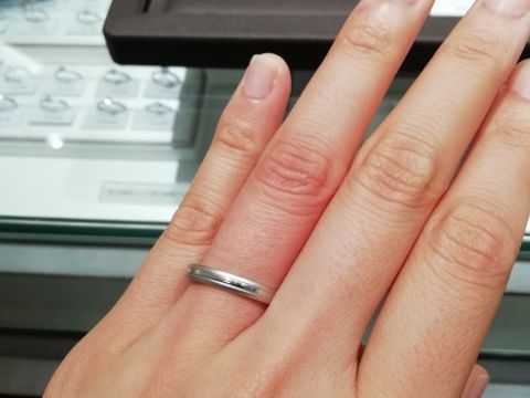 【アイプリモ(I-PRIMO)の口コミ】 シンプルなデザインの指輪が好みだったのですが、試着した指輪は少しデザ…