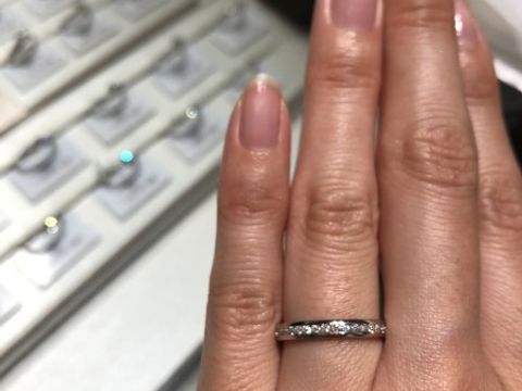 【アイプリモ(I-PRIMO)の口コミ】 ハーフエタニティのデザインの指輪は他のところでもたくさん見てきました…