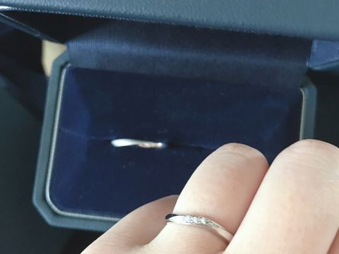 【銀座ダイヤモンドシライシの口コミ】 結婚指輪を選んだポイントは、まずお気に入りの結婚指輪を決めて重ねて付…