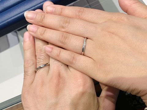 【銀座ダイヤモンドシライシの口コミ】 緩やかなウェーブデザインの指輪でつけ心地が良く、指が長く見えます。流…
