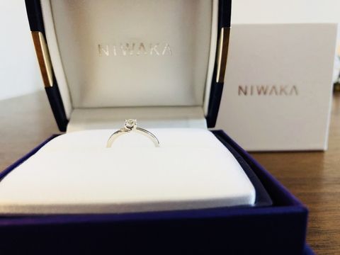 【俄(にわか)の口コミ】 綺麗なラインと、細めのリングです。結婚指輪と重ね付けしたい！という希…