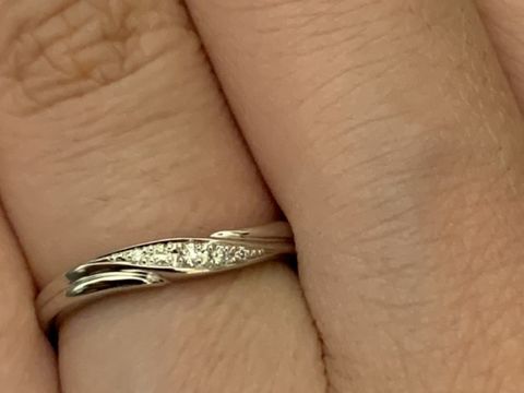 【銀座ダイヤモンドシライシの口コミ】 婚約指輪と一緒につけた際に違和感なくしっくりきたところと、シンプルで…
