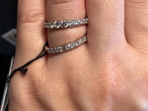 【エクセルコダイヤモンド(EXELCO DIAMOND)の口コミ】 丸いダイヤモンドと四角いダイヤモンドが並んでいて、光り方もそれぞれ違…