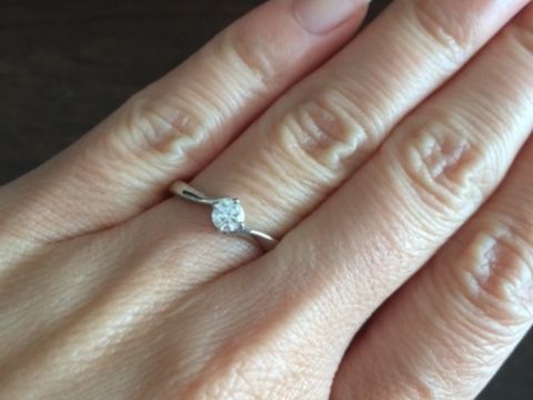 【4℃ BRIDAL(ヨンドシーブライダル)の口コミ】 プロポーズの時に頂いた指輪で旦那が一人で買いに行ったのですが、付き合…