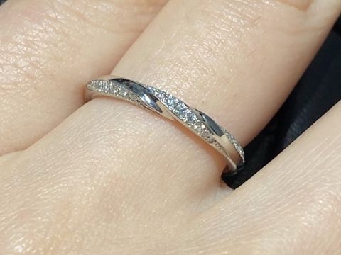 【エクセルコダイヤモンド(EXELCO DIAMOND)の口コミ】 あまり人とは被らないデザインを探していました。この指輪は両側面にも中…