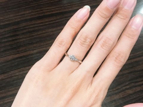 【4℃ BRIDAL(ヨンドシーブライダル)の口コミ】 素材は特に決めていませんでしたが、店員さんからプラチナがやはりオスス…