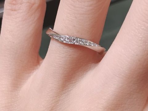 【アイプリモ(I-PRIMO)の口コミ】 指のラインが綺麗に見えるようにダイヤモンドの部分が小指側にゆるやかに…