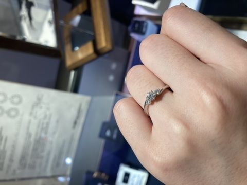 【ROYAL ASSCHER(ロイヤル・アッシャー)の口コミ】 光を受けて白く光るダイヤモンドがとても美しいです。通常は虹色に光るの…