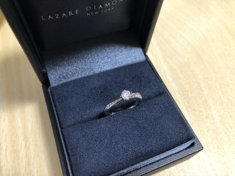 【ラザール ダイヤモンド(LAZARE DIAMOND)の口コミ】 パレスというデザインの物です。サイドにもダイヤが入っているので、どの…