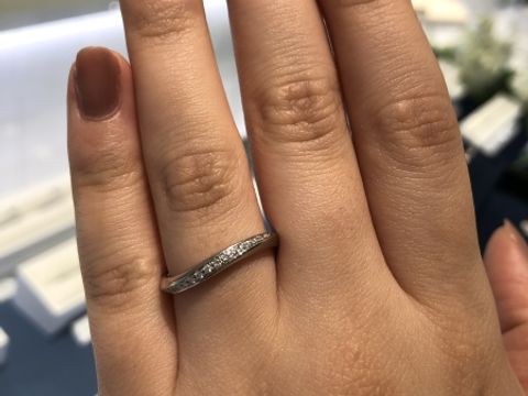 【4℃ BRIDAL(ヨンドシーブライダル)の口コミ】 ストレートのデザイン、S字のデザイン、V字のデザインなどどのデザインも…