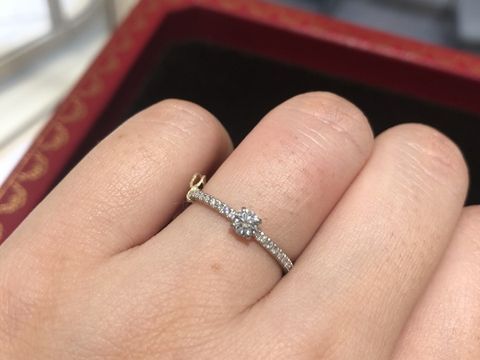 【カルティエ(Cartier)の口コミ】 婚約指輪っぽく無いデザインなので、場面を選ばずにつけれそう。重ね付け…