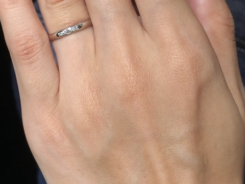 【ラザール ダイヤモンド(LAZARE DIAMOND)の口コミ】 婚約指輪も結婚指輪もシンプルなストレートの形で探していました。シンプ…