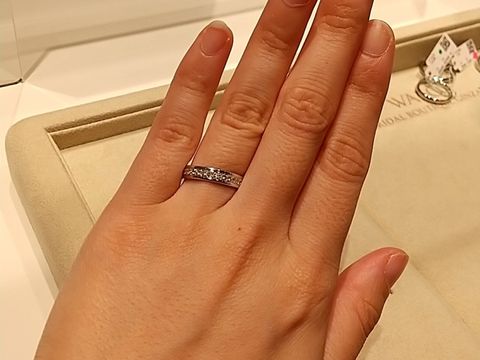 【和光ブライダルブティックギンザの口コミ】 ダイヤの質が大変良く、輝きがすごかったです。厚みがそこまでないため、…