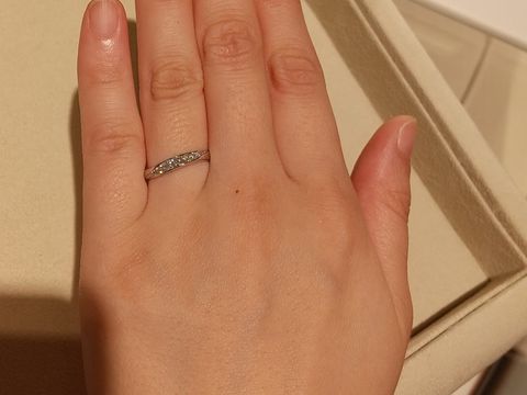 【和光ブライダルブティックギンザの口コミ】 流れるようにダイヤが入っているのが大変素敵で、ダイヤの輝きも素晴らし…