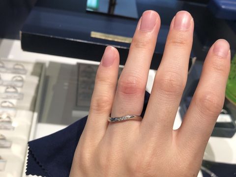 【銀座ダイヤモンドシライシの口コミ】 プラチナの指輪です。ラインが入っていたり、斜めにダイヤが入っている点…