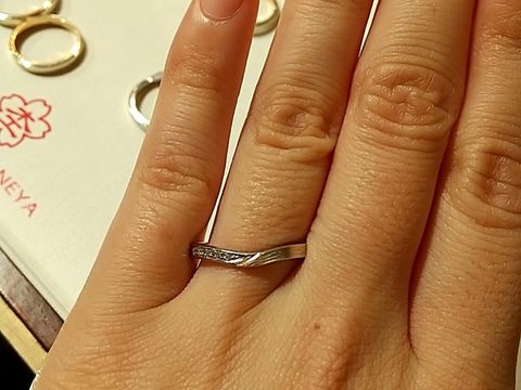 【杢目金屋(もくめがねや)の口コミ】 指輪の元素材から自身が好きな色味のものを選べるとのことでした。ダイヤ…