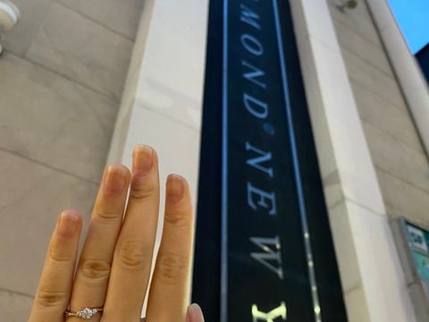 【ラザール ダイヤモンド(LAZARE DIAMOND)の口コミ】 両サイドに1〜2粒ずつメレダイヤがあしらわれて、ウェーブもしくはVライン…