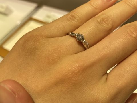 【STAR JEWELRY(スタージュエリー)の口コミ】 中央にダイヤ、その周囲のアームにメレダイヤが多数散りばめられています…