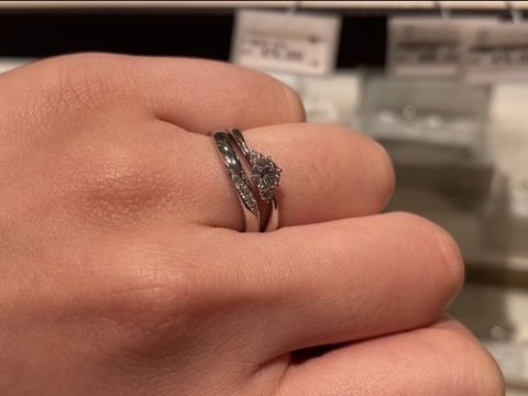 【CHARMY(チャーミー)の口コミ】 ウェーブのアームをしていて中央にダイヤがあります。他ブランドのプラチ…