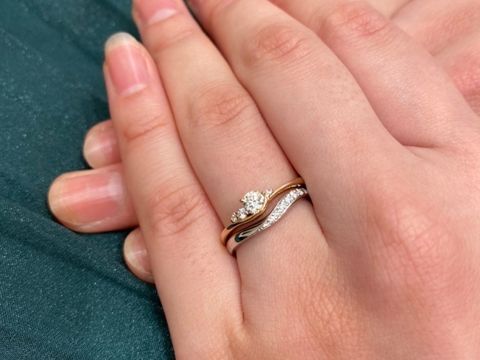 【Mariage ent(マリアージュエント)の口コミ】 センターダイヤが0.2ctと小さめですが、それに合わせてアームが細く繊細な…