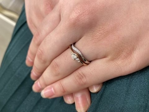 【Mariage ent(マリアージュエント)の口コミ】 ウェーブタイプで、中央のダイヤの左に２つの小さいダイヤ、右に一つの小…