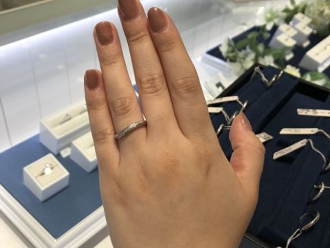 【4℃ BRIDAL(ヨンドシーブライダル)の口コミ】 シンプルなストレートではなく動きのあるカーブデザインを選ばせていただ…