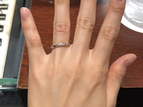 【ラザール ダイヤモンド(LAZARE DIAMOND)の口コミ】 プラチナの中央にダイヤモンドが5つ付いているストレートラインのデザイン…