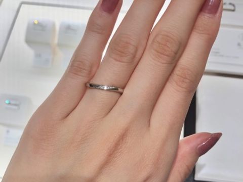 【俄(にわか)の口コミ】 朝葉　ハードプラチナ(素材は選択可)  ウェーブリング
中心部に斜めにメレ…