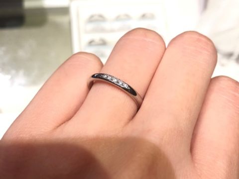 【銀座ダイヤモンドシライシの口コミ】 ストレートリングで中央にメレダイヤという
シンプルなデザインでありつつ…