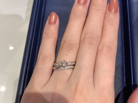 【銀座ダイヤモンドシライシの口コミ】 デザインがとても可愛くて、とにかくキラキラ輝いて指が綺麗に見えます。…