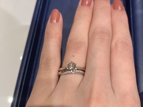 【銀座ダイヤモンドシライシの口コミ】 ディアナディーはとてもシンプルですが、一粒ダイヤの大きさがすごく目立…