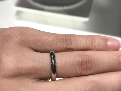 【ブルガリ(BVLGARI)の口コミ】 スッキリとしていてシンプルな指輪になります。最近は女性の結婚指輪はダ…