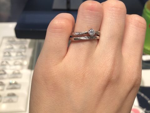 【銀座ダイヤモンドシライシの口コミ】 斜めに流れる様にダイヤモンドが入っていて、付けた時にスッキリと綺麗に…