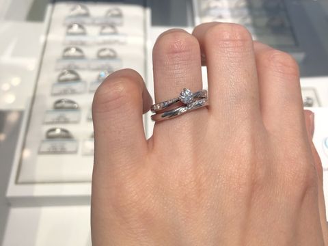 【銀座ダイヤモンドシライシの口コミ】 ダイヤとラインが入っているウェーブタイプのデザインの指輪です。川をイ…