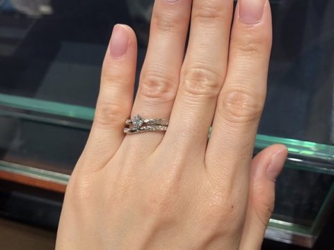 【ラザール ダイヤモンド(LAZARE DIAMOND)の口コミ】 中央にライン、両側にダイヤが入っているウェーブラインのデザインの指輪…