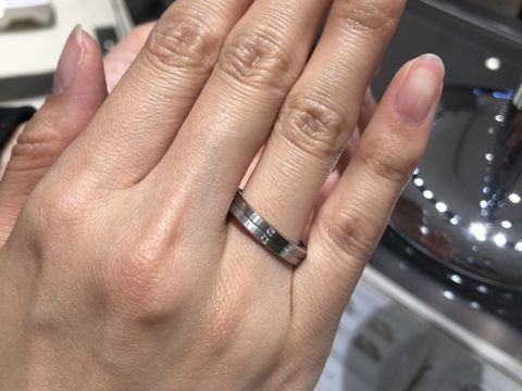 【N.Y.NIWAKA(ニューヨークニワカ)の口コミ】 あまり見ない結婚指輪で素敵でした。
スタイリッシュな指輪なので、普段の…