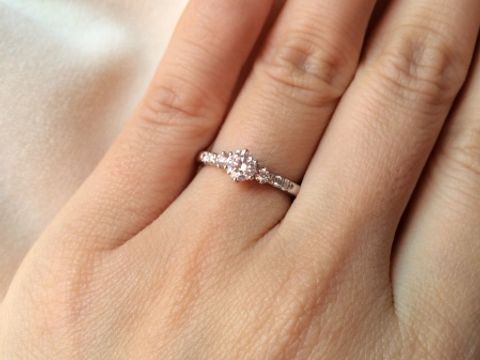 【Ginza Rim(銀座リム)の口コミ】 元々、中心の石はピンクダイヤで出来ていましたが、試着したところピンク…