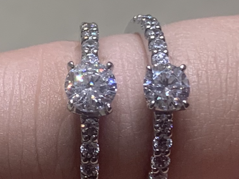 【アイプリモ(I-PRIMO)の口コミ】 完全に一目惚れでした。
周りのダイヤモンドは、カーブなどのないストレー…