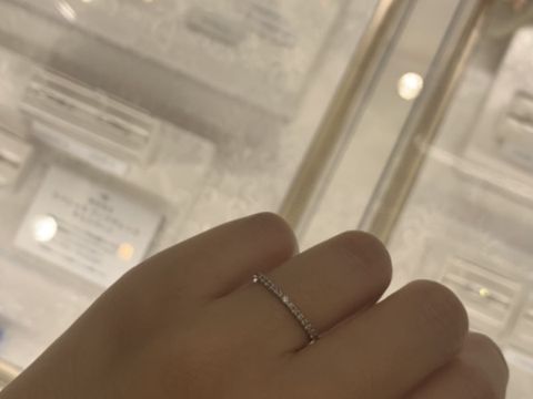 【ヴァンドーム青山(VENDOME AOYAMA)の口コミ】 ダイヤモンドがとりまいているエタニティリングを試着させていただきまし…