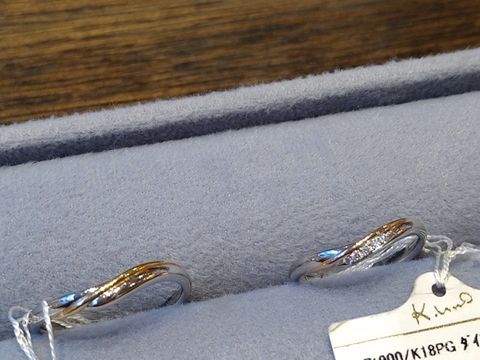 【ケイウノ ブライダル(K.UNO BRIDAL)の口コミ】 婚約指輪は横から見るとリボン型になっているのがとても可愛いです。その…