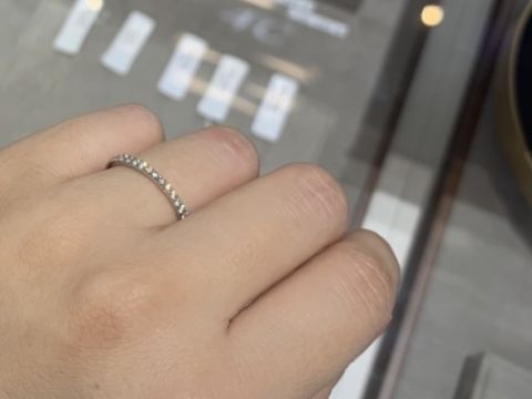 【4℃ BRIDAL(ヨンドシーブライダル)の口コミ】 エタニティリングで、高さが低めなので付け心地がとても良かったです。他…