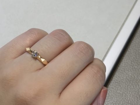 【ブシュロン(BOUCHERON)の口コミ】 ゴールドで太く、存在感がかなりあるエンゲージリングでした。どの角度か…