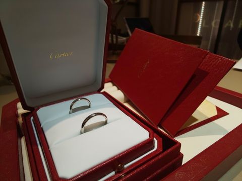 【カルティエ(Cartier)の口コミ】 Ｃドゥカルティエ プラチナ

エンゲージリングがカルティエだったので、マ…