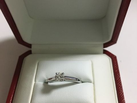 【カルティエ(Cartier)の口コミ】 ３０万円弱で、一番シンプルな一粒ダイヤタイプです。婚約指輪といえばカ…
