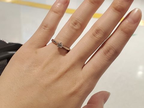 【銀座ダイヤモンドシライシの口コミ】 ユリをイメージした柔らかな可愛いデザインで重ね付けしても石がぶつから…