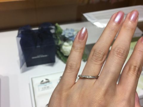 【銀座ダイヤモンドシライシの口コミ】 指をスッキリ見せてくれる細身のデザインで、ダイヤモンドもストレートの…
