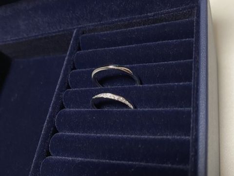 【銀座ダイヤモンドシライシの口コミ】 ずっと、フラットな形の指輪に、斜めにダイヤモンドが入っているデザイン…