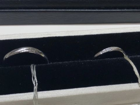 【LUCIR-K(ルシルケイ)の口コミ】 フラットな形をしていますが、指輪の表面にダイヤが斜めにあしらわれてい…