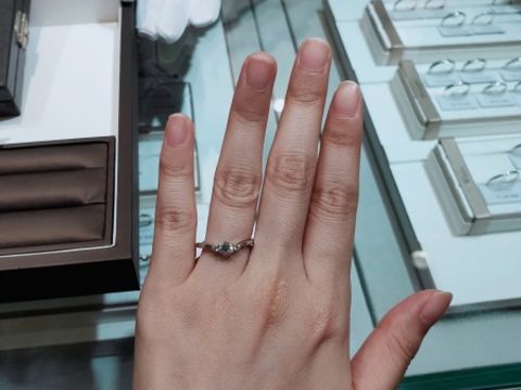 【アイプリモ(I-PRIMO)の口コミ】 V字のラインがとても可愛くて指がほっそりと見えるデザインでした。真ん中…