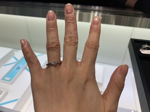 【ティファニー(Tiffany & Co.)の口コミ】 ティファニーハーモニーという婚約指輪を試着しました。王道のティファニ…